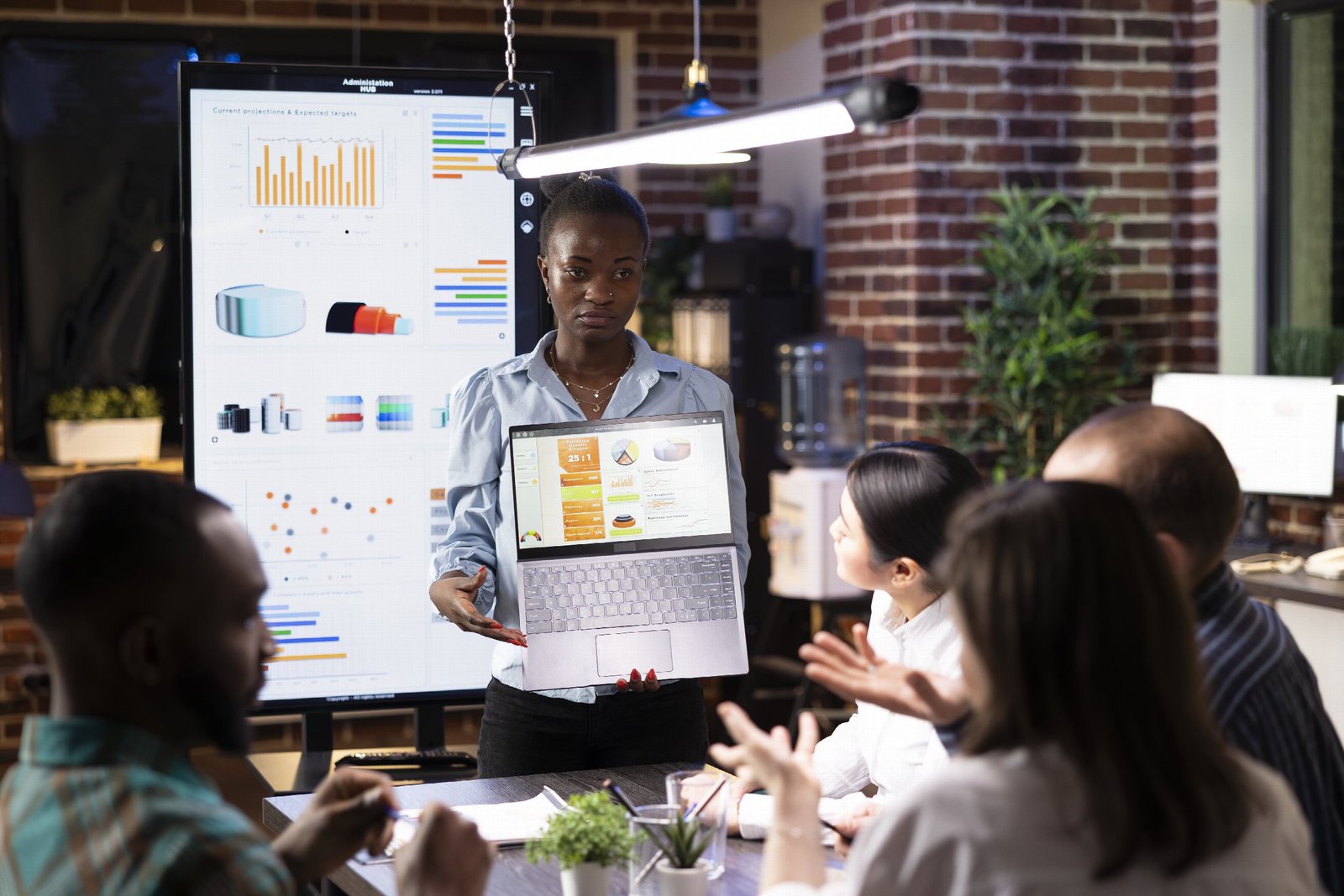 A manager communicating business performance clearly to a team