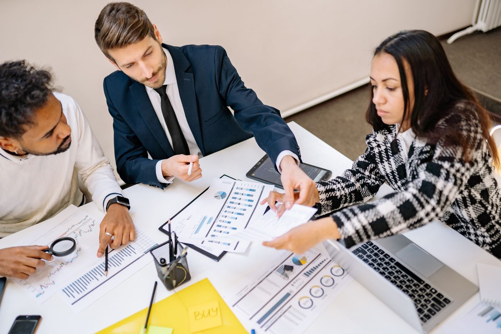 Advisers in discussion around a table